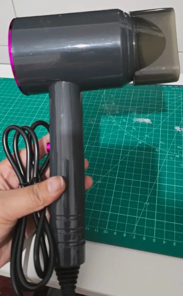 Secador de pelo gris con detalles rosa