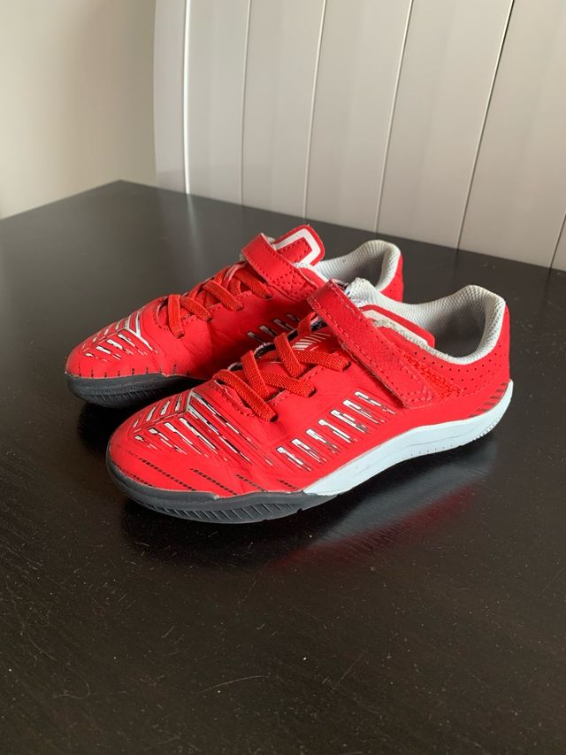 Botas fútbol sala niño talla 28 rojas