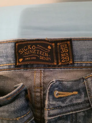 Pantalones vaqueros desgastados