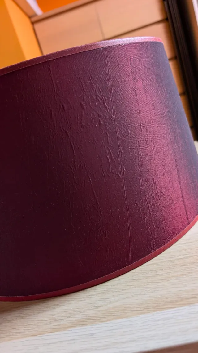 Tulipa de lámpara en color burdeos texturizada.