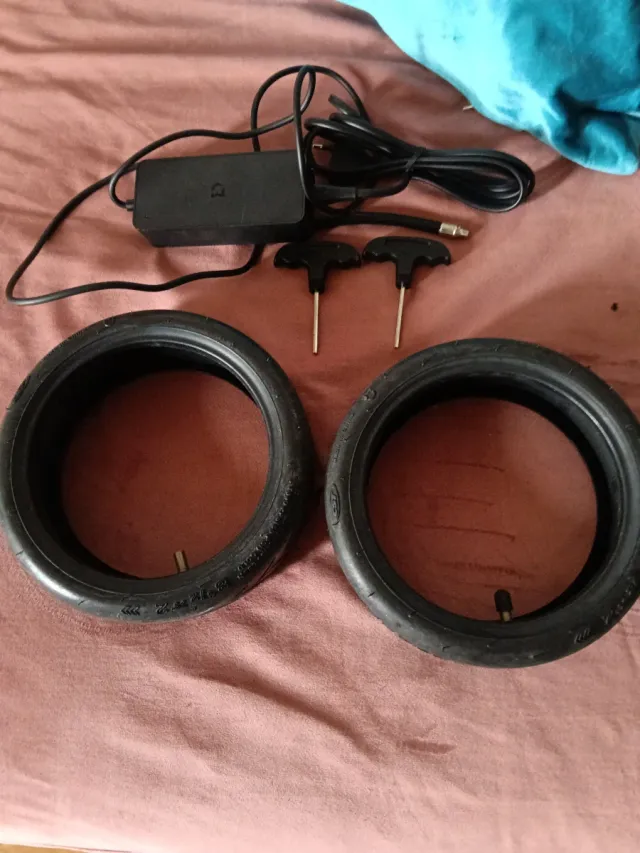 Cargador y Neumáticos Patinete Xiaomi