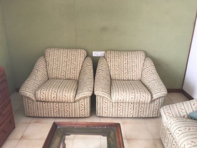 Sofá de tela beige y multicolor