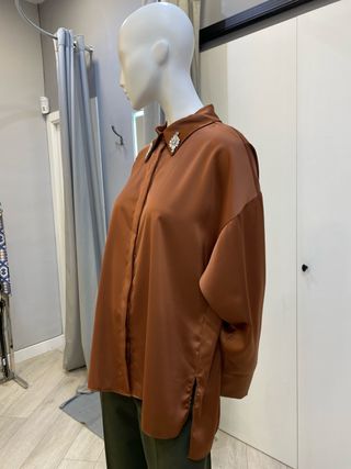 Blusa satinada con pedrería