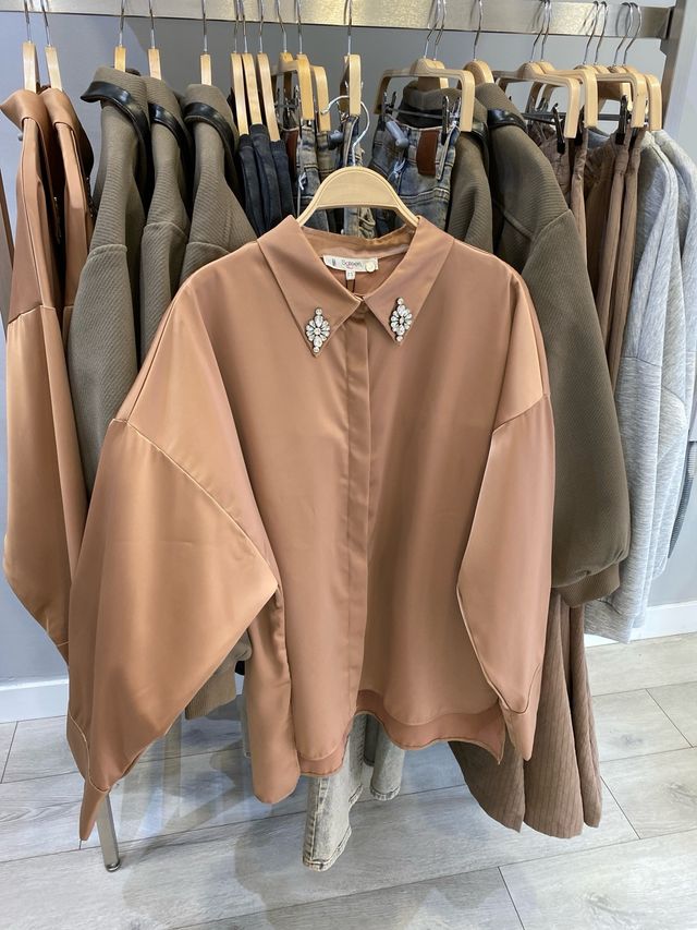 Blusa satinada con pedrería