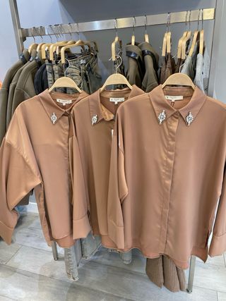 Blusa satinada con pedrería