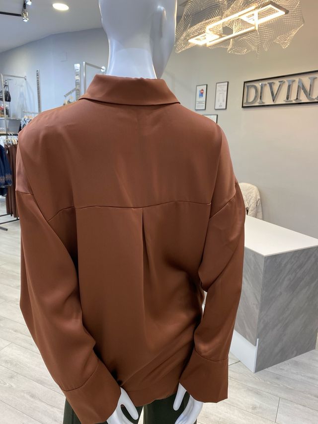 Blusa satinada con pedrería