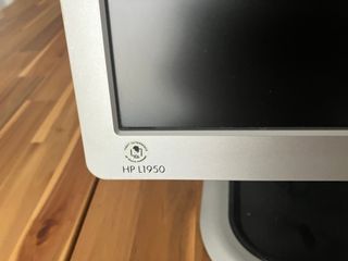 Pantalla de ordenador negra y gris