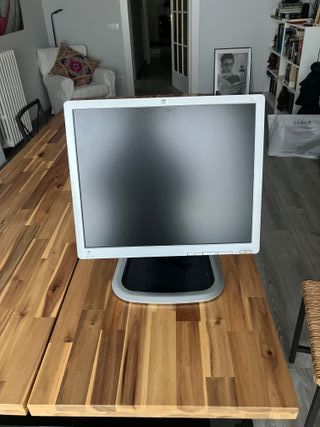 Pantalla de ordenador negra y gris