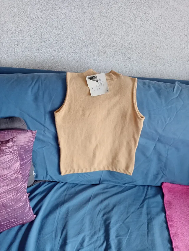 Chaleco beige de punto sin mangas