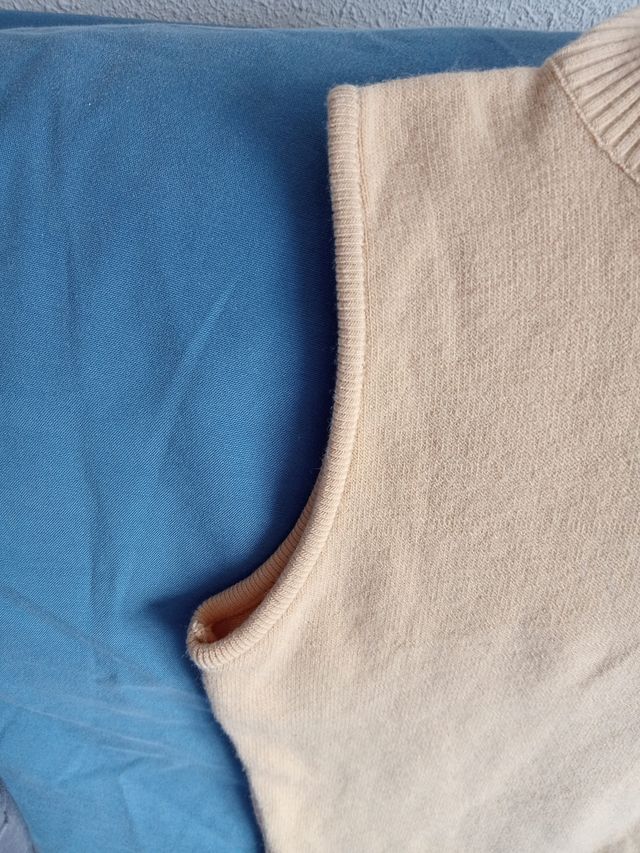Chaleco beige de punto sin mangas
