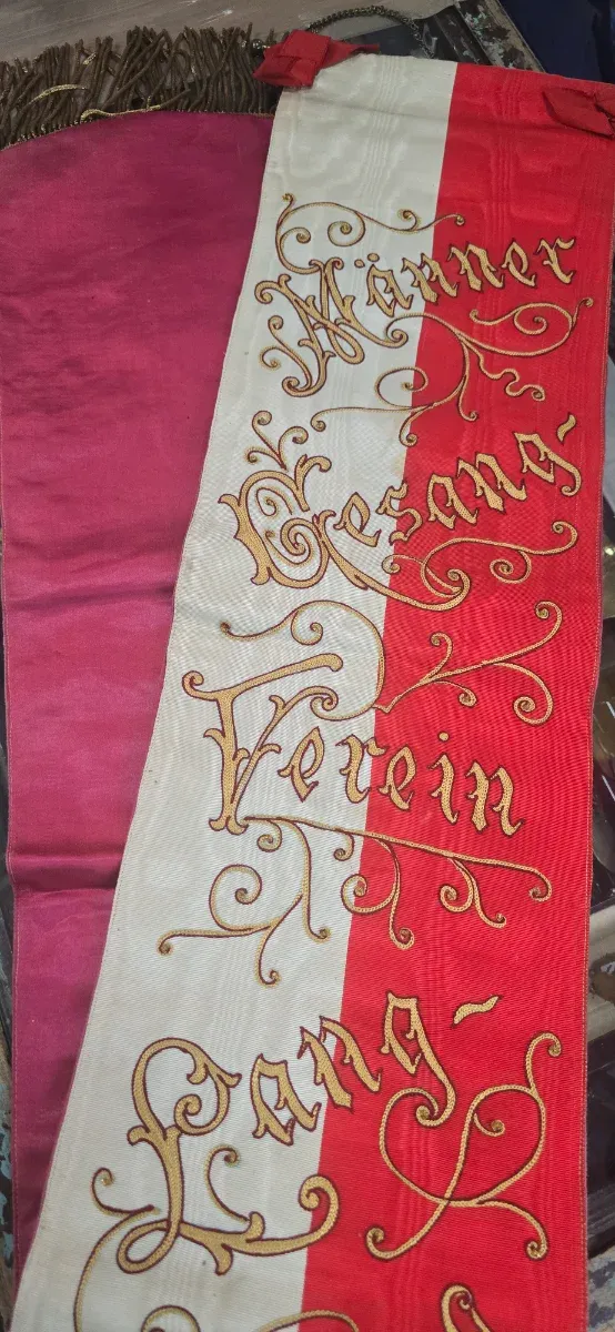 Antigüedad: Estandarte bordado oro