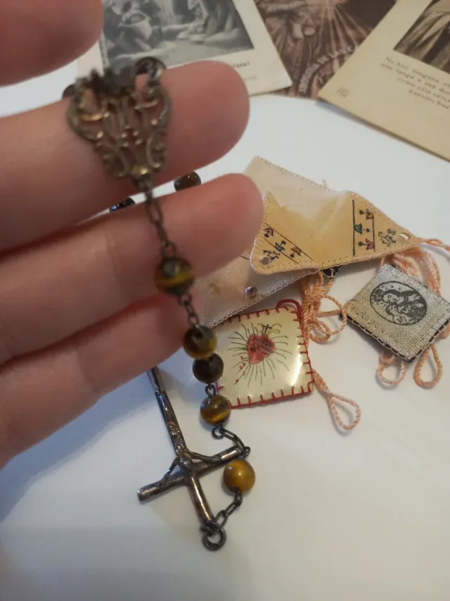Rosario antico in argento, fermaglio e scapolare. Lotto.