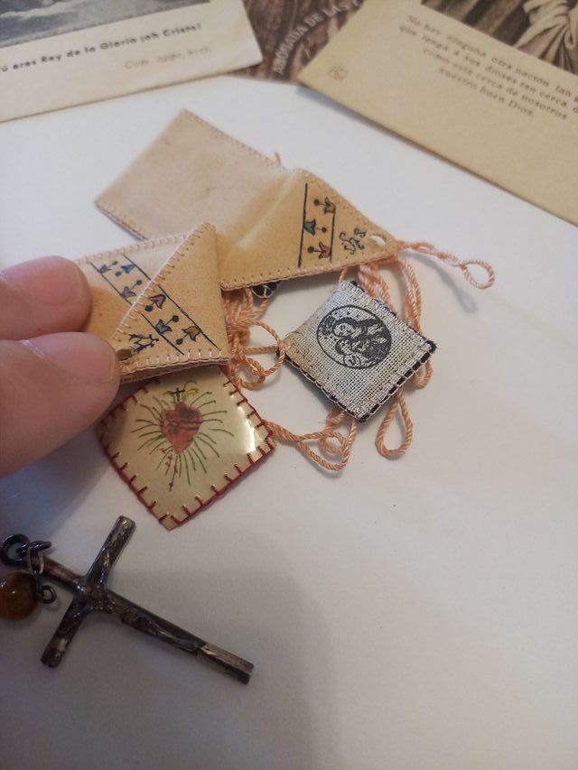 Rosario antico in argento, fermaglio e scapolare. Lotto.