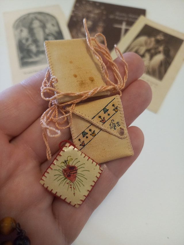 Rosario antico in argento, fermaglio e scapolare. Lotto.