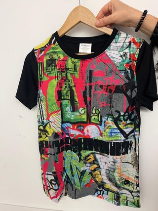 Camiseta graffiti multicolor