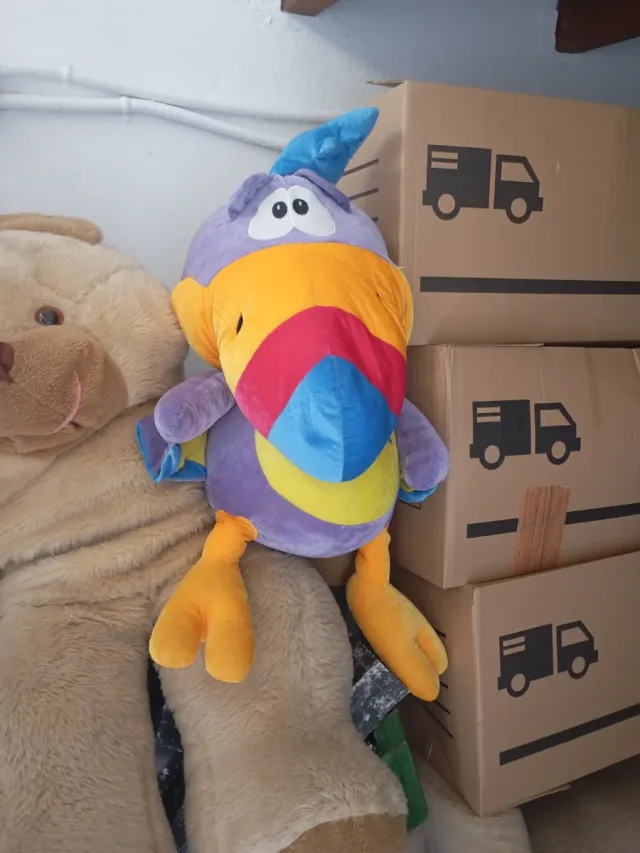 Peluche Tucán Gigante Morado y Naranja.