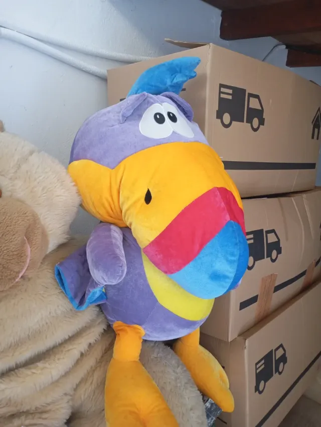 Peluche Tucán Gigante Morado y Naranja.
