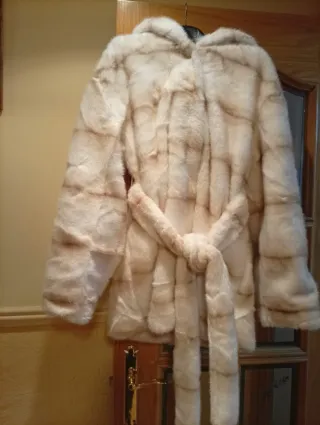 Abrigo de pelo beige y blanco 