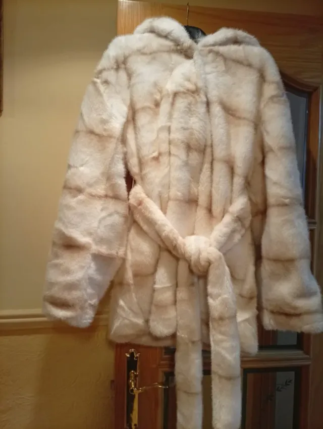 Abrigo de pelo beige y blanco 