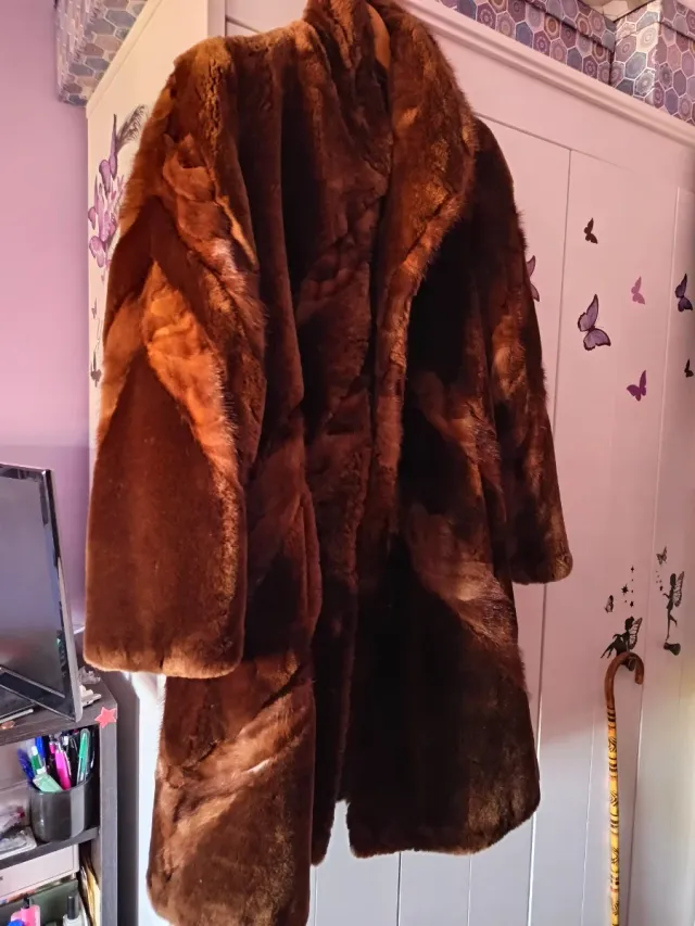 Abrigo de piel marrón