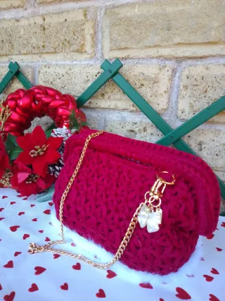 Borsa clutch invernale in fettuccia e pelliccia