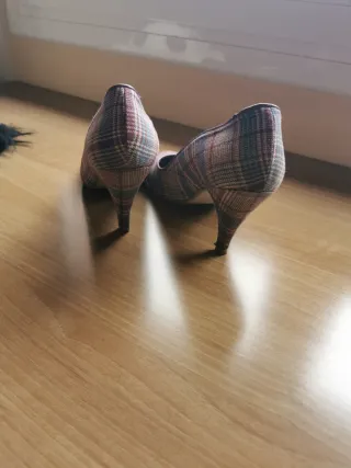 Zapatos de tacón cuadros morados tipo barbi