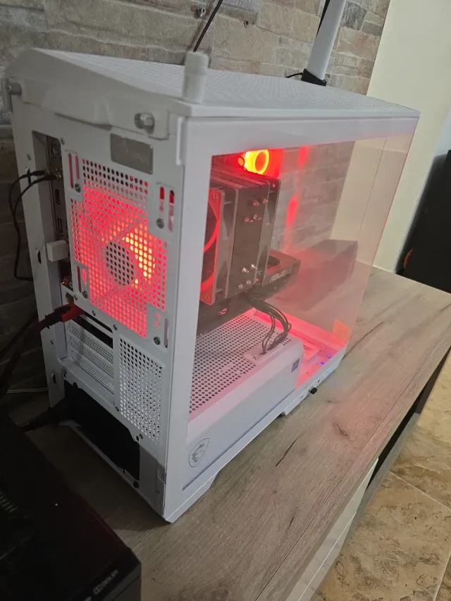 AMD RX 9060 XT 16GB posibilidad torre completa 