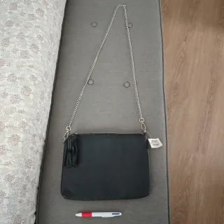 Bolso negro con cadena y flecos