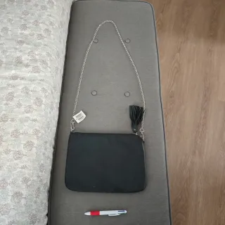 Bolso negro con cadena y flecos