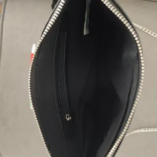 Bolso negro con cadena y flecos