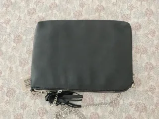 Bolso negro con cadena y flecos