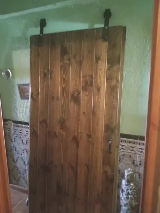 Puerta de madera rústica