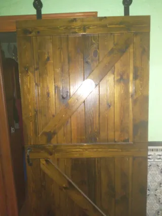 Puerta de madera rústica corredera