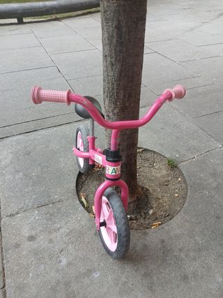 Bicicleta de equilibrio infantil rosa