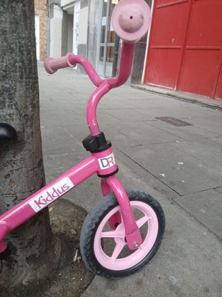 Bicicleta de equilibrio infantil rosa