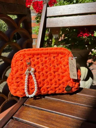 Pochette uncinetto arancione con perle