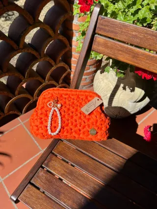 Pochette uncinetto arancione con perle