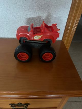 Coche de juguete rojo