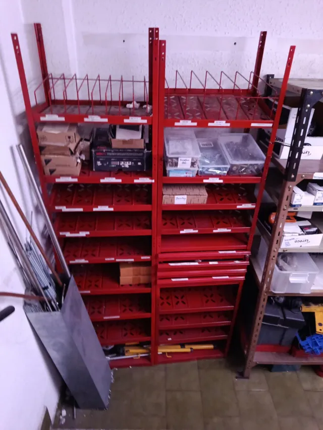 Estantería metálica roja