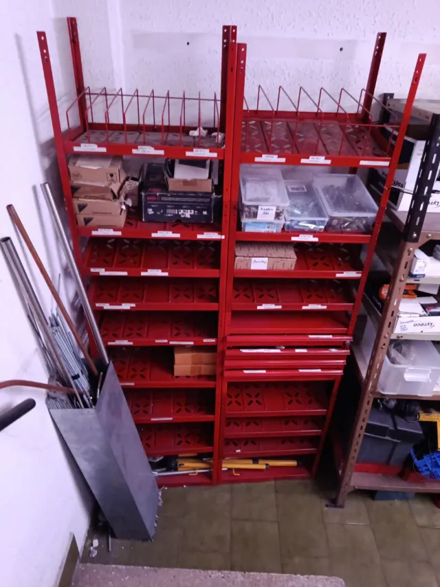 Estantería metálica roja