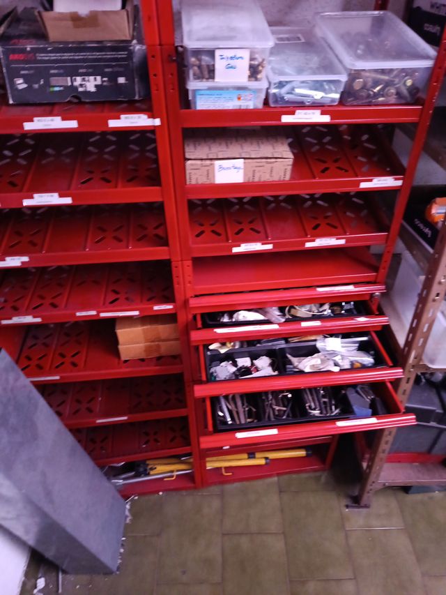 Estantería metálica roja