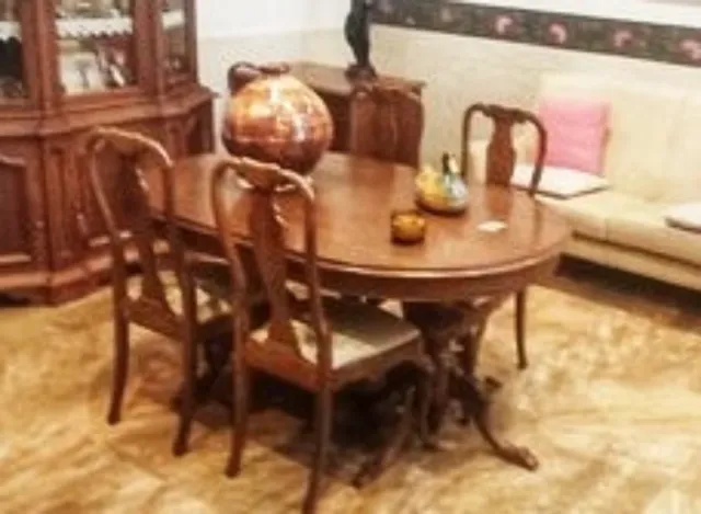 Mesa de comedor ovalada de madera. Y 4 sillas