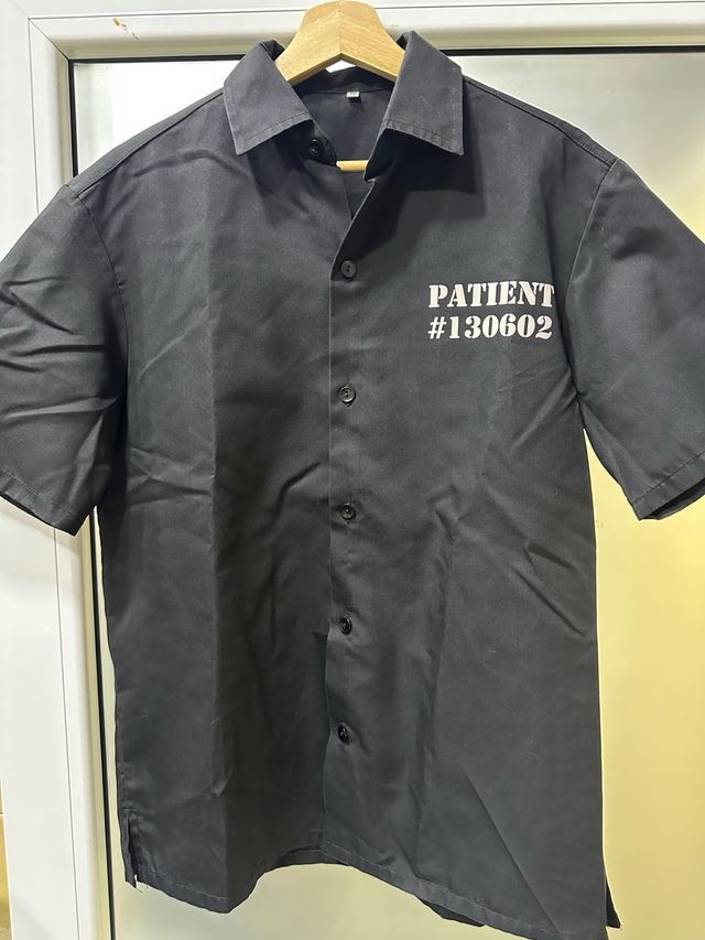Camisa negra de paciente psiquiatrico.