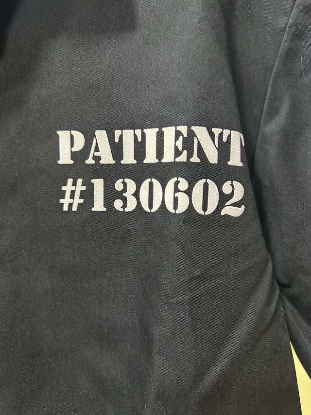 Camisa negra de paciente psiquiatrico.