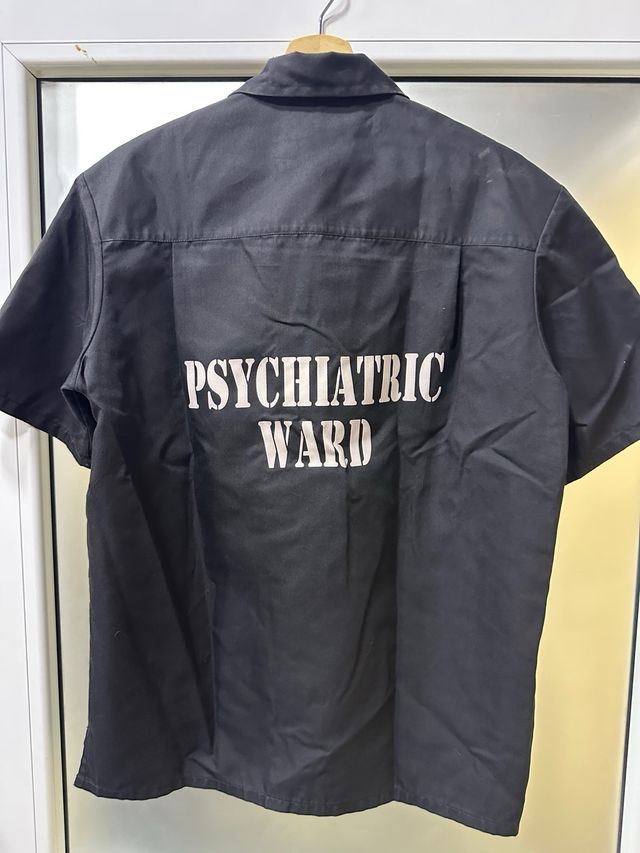 Camisa negra de paciente psiquiatrico.