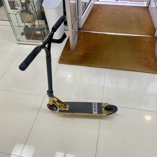 PATINETE SLIDE TILT NEGRO Y DORADO