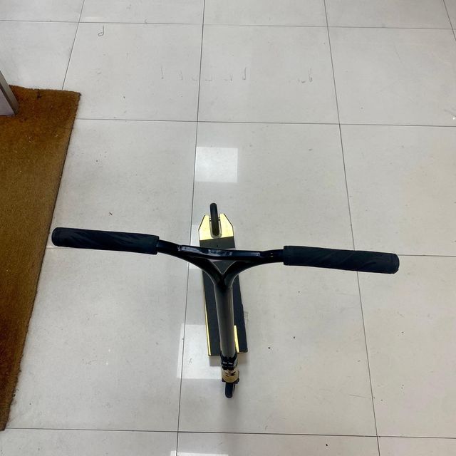 PATINETE SLIDE TILT NEGRO Y DORADO