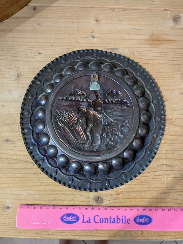Piatto decorativo rame cm 24 scena agricola