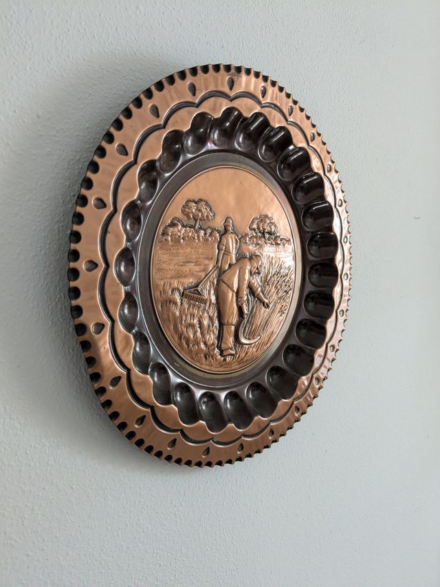 Piatto decorativo rame cm 24 scena agricola
