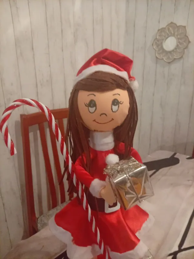 Fofucha de Natal com Presente e Bastão